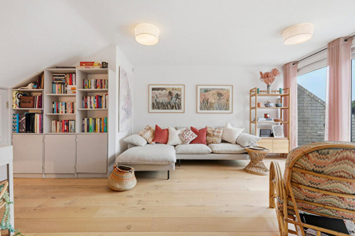 2 Bedroom Flat For Sale In Fairfoot Road, London, E3