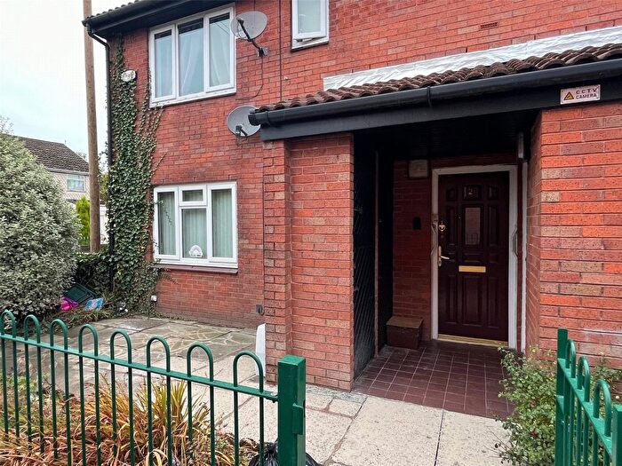 2 Bedroom Flat For Sale In Goldbrook Close, Heywood, Greater Manchester, OL10