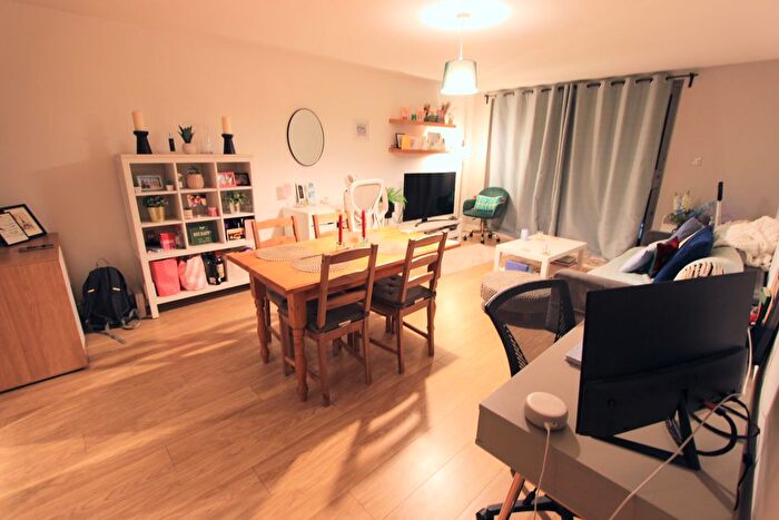 2 Bedroom Flat To Rent In Smugglers Way, London, SW18