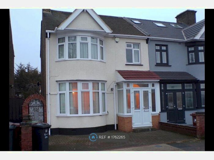 3 Bedroom End Of Terrace House To Rent In Wilmington Gardens, Barking, IG11
