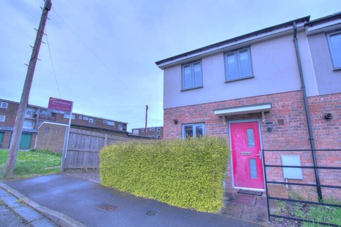 2 Bedroom Semi-Detached House To Rent In Holeyn Road, Throckley, Newcastle Upon Tyne, NE15