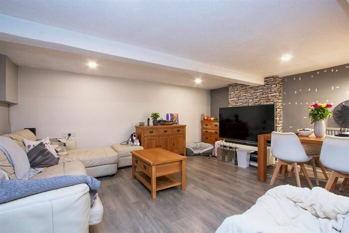 3 Bedroom Flat To Rent In Hoyle Road, London, SW17