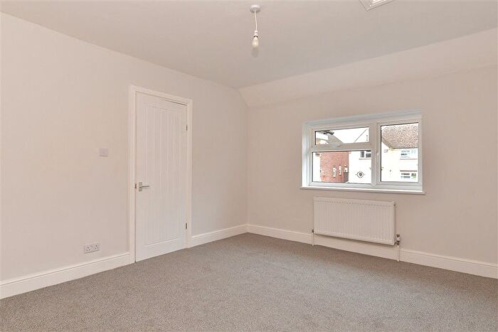 3 Bedroom Semi Detached House For Sale In Willow Avenue, Faversham, Kent, ME13