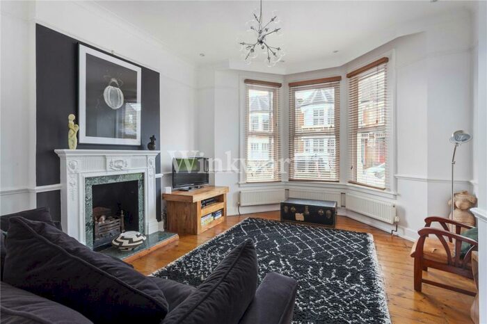 3 Bedroom Apartment To Rent In Park Avenue, London, N13
