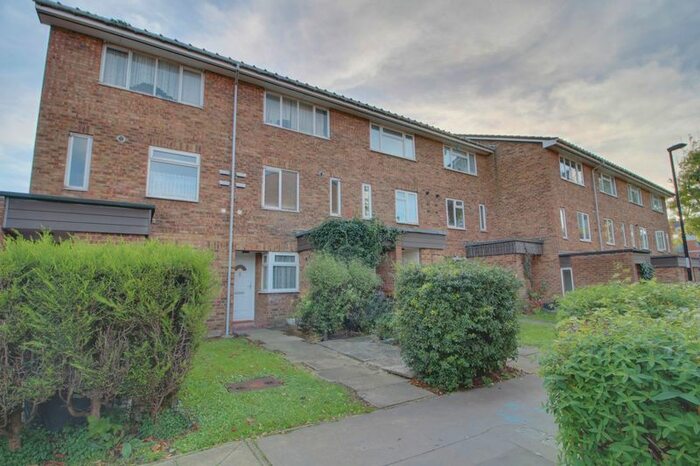 2 Bedroom Maisonette To Rent In Garrick Crescent, Croydon CR0