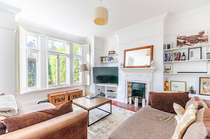 2 Bedroom Flat To Rent In Bedford Hill, Balham, London, SW12