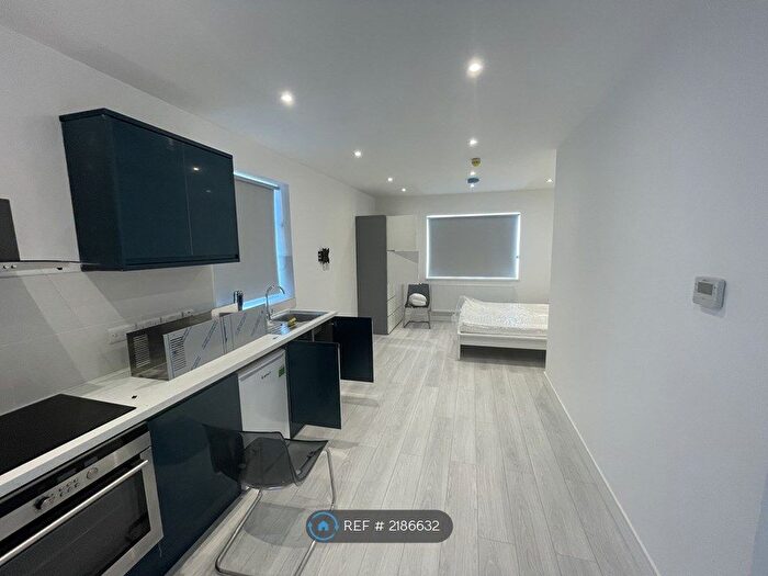Studio To Rent In Wycombe Gardens, London, NW11