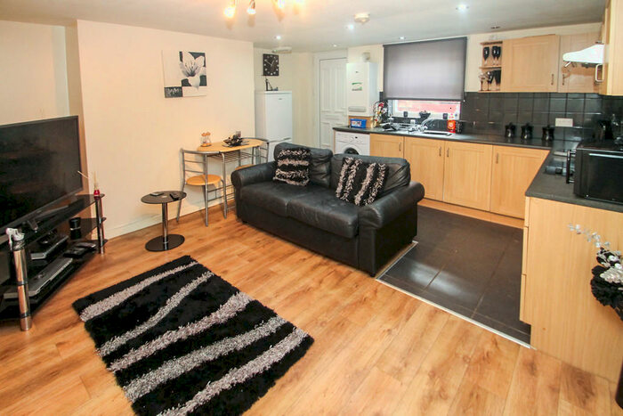 2 Bedroom Flat To Rent In Edinburgh Road, Armley, LS12