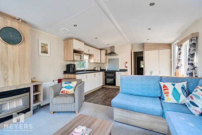 3 Bedroom Mobile/park Home For Sale In Durdle Door Holiday Park, Wareham, BH20 - Photo 5