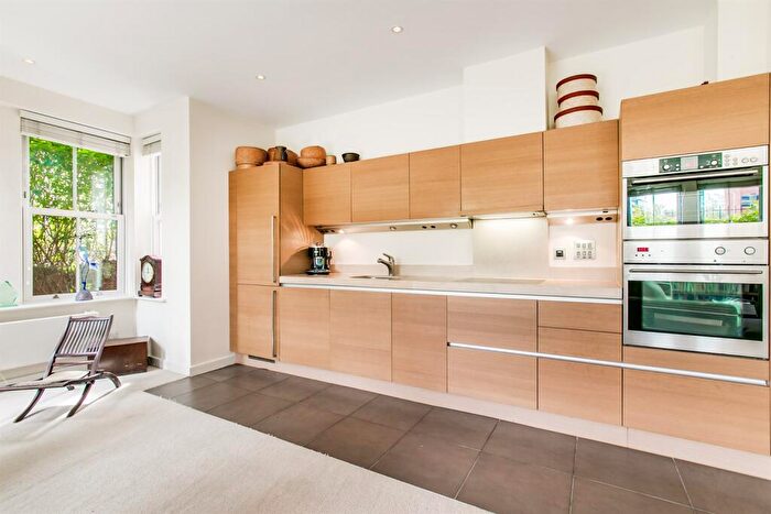 3 Bedroom Apartment To Rent In Wendle Square, SW11