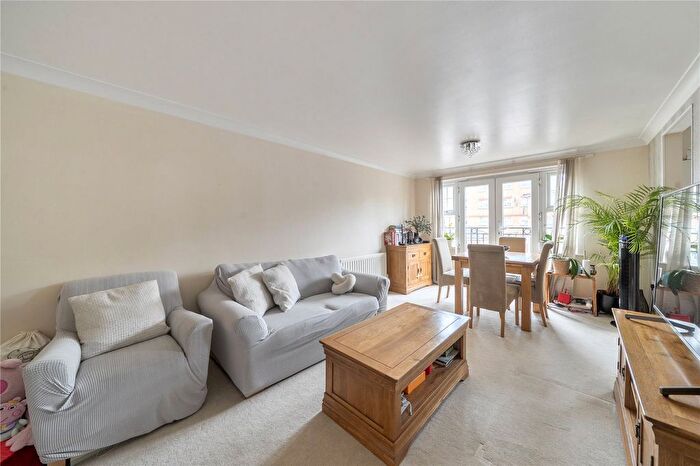 1 Bedroom Flat For Sale In Osier Crescent, London, N10
