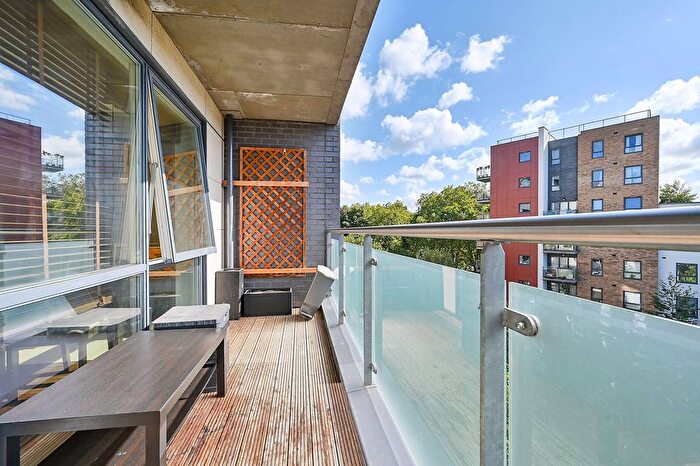 3 Bedroom Flat To Rent In Palmerston Road, Acton, London, W3