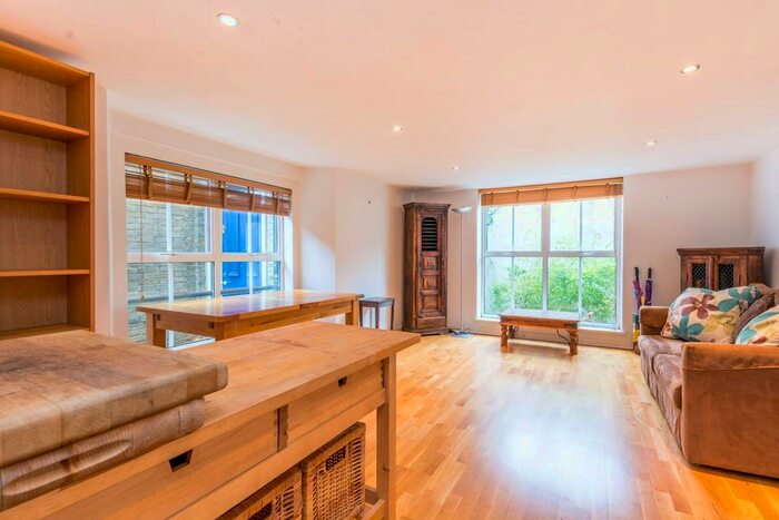 2 Bedroom Flat To Rent In Defoe Road, Stoke Newington, London, N16