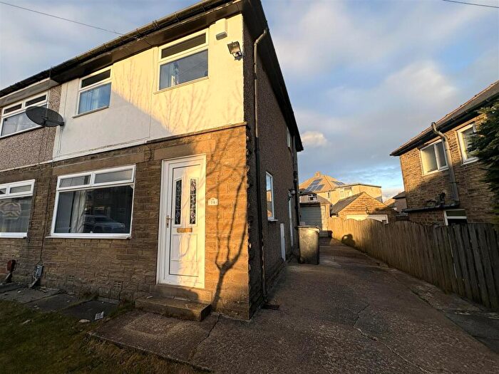 3 Bedroom Semi Detached House To Rent In Gleanings Drive, Halifax, HX2