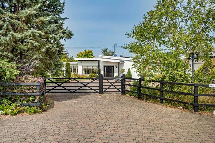 4 Bedroom Bungalow For Sale In Aylesbury, Buckinghamshire, HP17