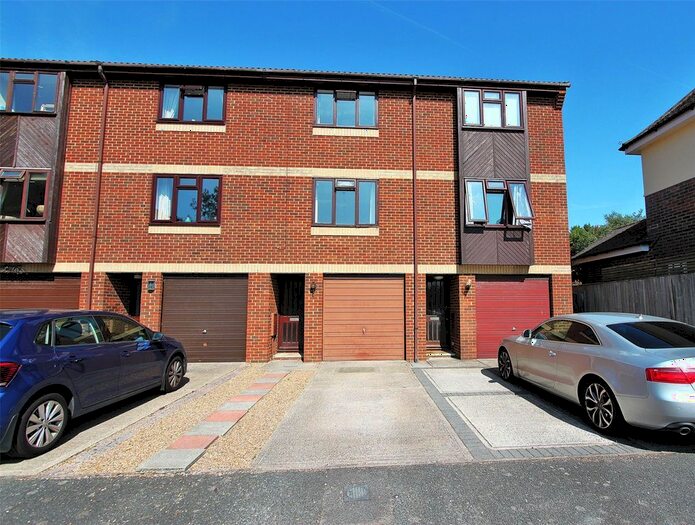 3 Bedroom Detached House To Rent In The Courtyard, St. Botolph's Road, Worthing, BN11