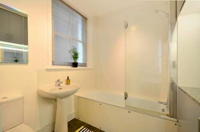 2 Bedroom Flat To Rent In Hyde Park Place, Hyde Park, London, W2