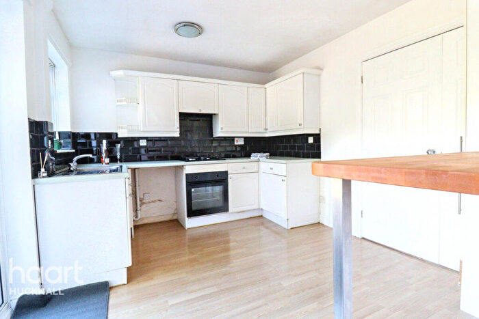 3 Bedroom Semi-Detached House For Sale In Polperro Way, Nottingham, NG15