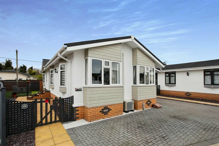 2 Bedroom Mobile/park Home For Sale In Cledford Lane, Middlewich, CW10