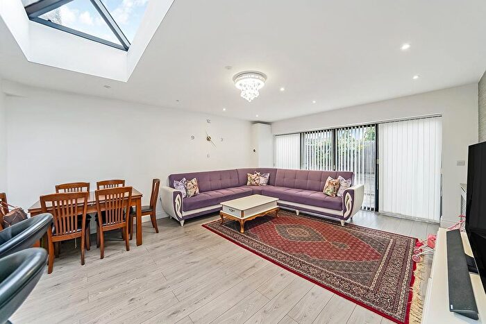 3 Bedroom Terraced House For Sale In Myrtle Road, Palmers Green, N13