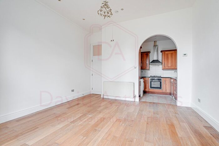 2 Bedroom Flat To Rent In Compayne Gardens, West Hampstead, London, NW6
