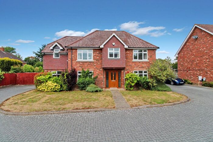 4 Bedroom Detached House For Sale In Maple Place, Bedford, MK41