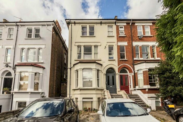 Studio To Rent In The Avenue, London, W13