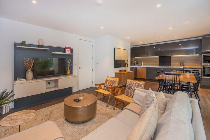 4 Bedroom Flat To Rent In Buckhold Road, London, SW18