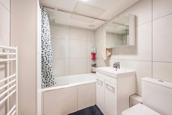 1 Bedroom Flat To Rent In Vantage Court, Old Kent Road, SE1