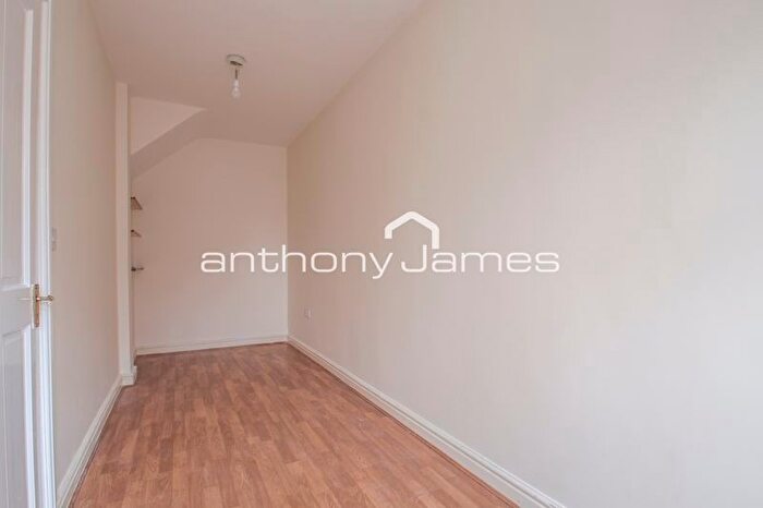 6 Bedroom Semi-Detached House To Rent In Long Lane, Bexleyheath, DA7