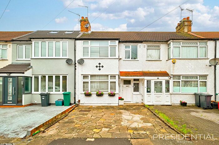 3 Bedroom Terraced House For Sale In Dellwood Gardens, Ilford, IG5