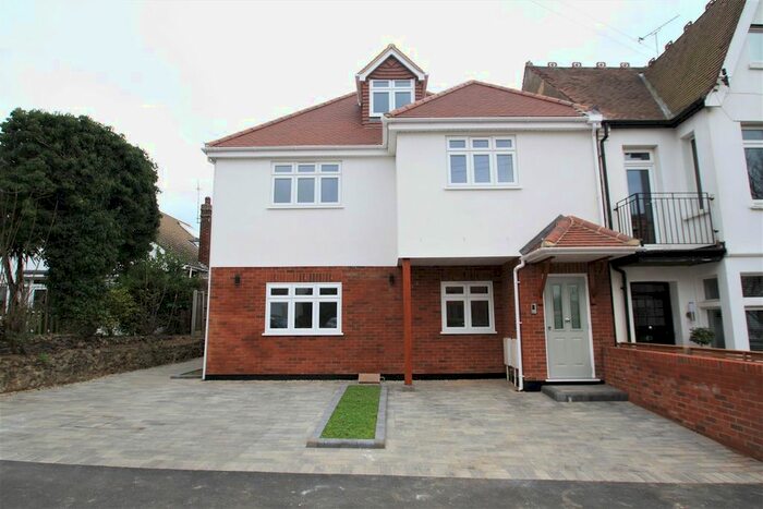 2 Bedroom Flat To Rent In Leigh Cliff Road, Leigh-On-Sea, SS9