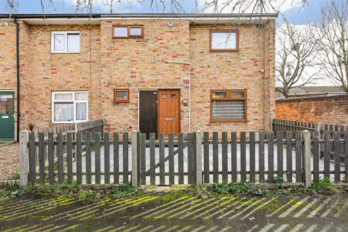 3 Bedroom End Of Terrace House For Sale In Crosfield Court, Cambridge, CB4