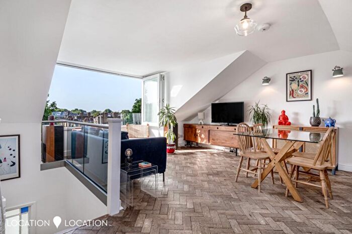 3 Bedroom Maisonette For Sale In Evering Road, London, N16
