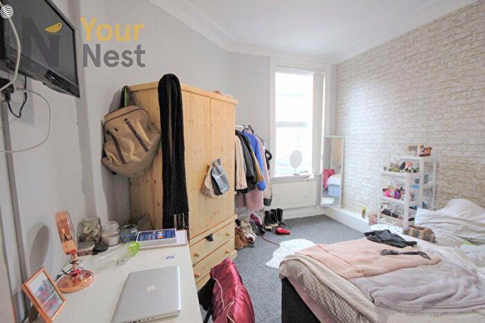 4 Bedroom Flat To Rent In Headingley Avenue, Headingley, Leeds, LS6