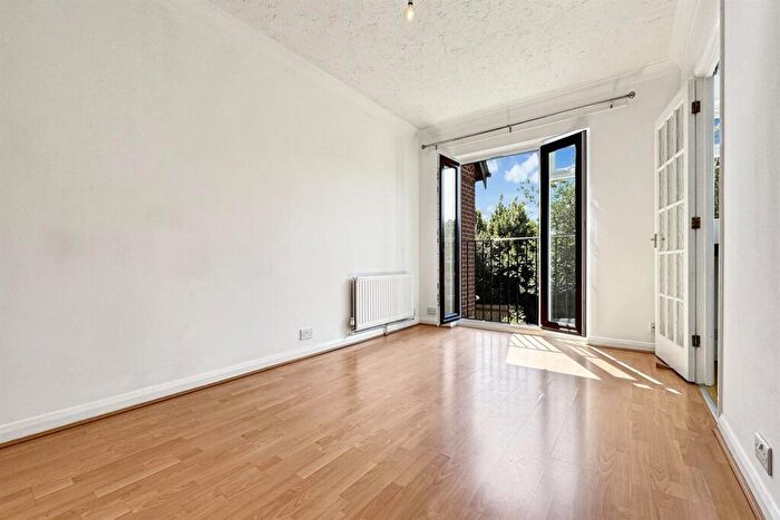 1 Bedroom Flat For Sale In Bedroom First Floor Flat In Chichester, PO19