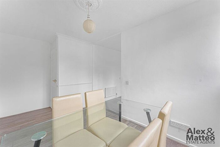 3 Bedroom Flat To Rent In Amina Way, Bermondsey, SE16