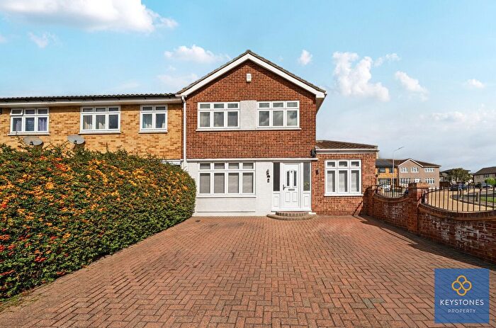 4 Bedroom End Of Terrace House For Sale In Highfield Link, Collier Row, RM5