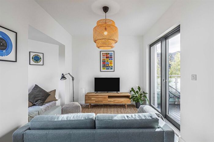 2 Bedroom Apartment For Sale In Last Unit, Park Apartments, Tooting, CR4