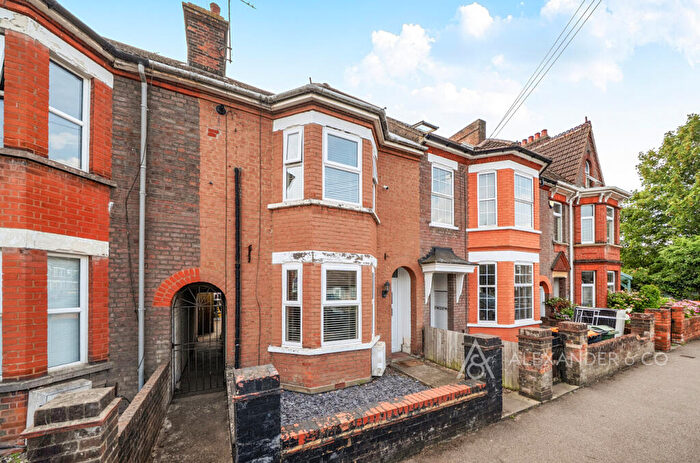 3 Bedroom Terraced House For Sale In West Parade, Dunstable, Bedfordshire, LU6