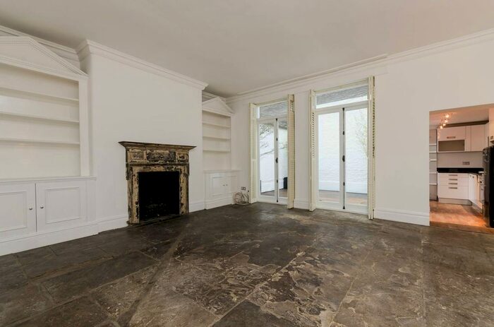 2 Bedroom Flat To Rent In Redcliffe Square, Chelsea, London, SW10