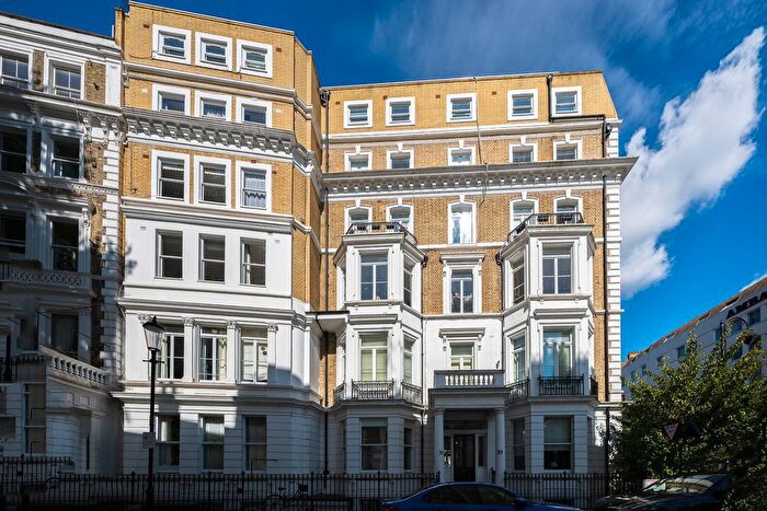 2 Bedroom Flat For Sale In Courtfield Gardens, London, SW5
