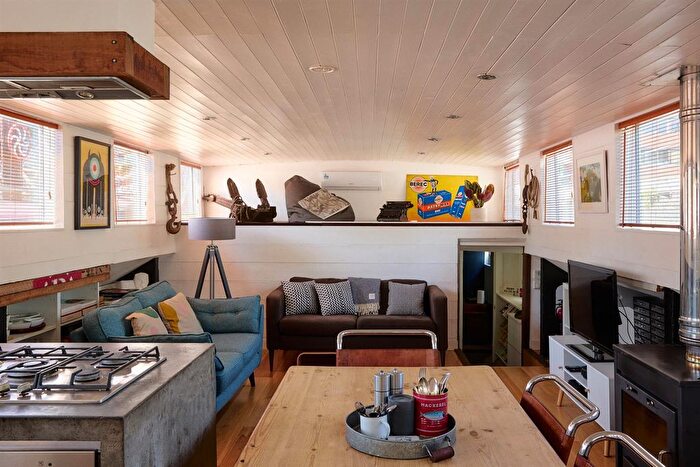 4 Bedroom Houseboat For Sale In Lots Ait, Brentford, TW8
