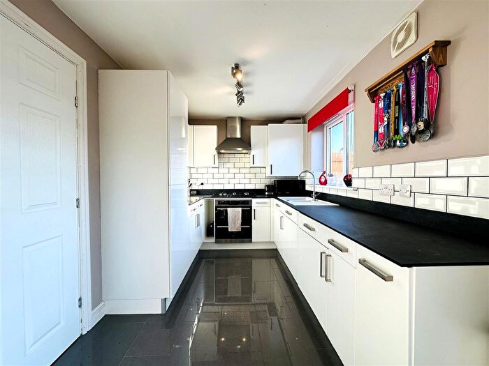 3 Bedroom Semi-Detached House For Sale In Palm House Drive, Selby, YO8