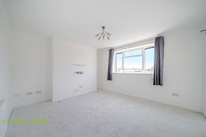 2 Bedroom Apartment For Sale In Kingswood Estate, London, SE21