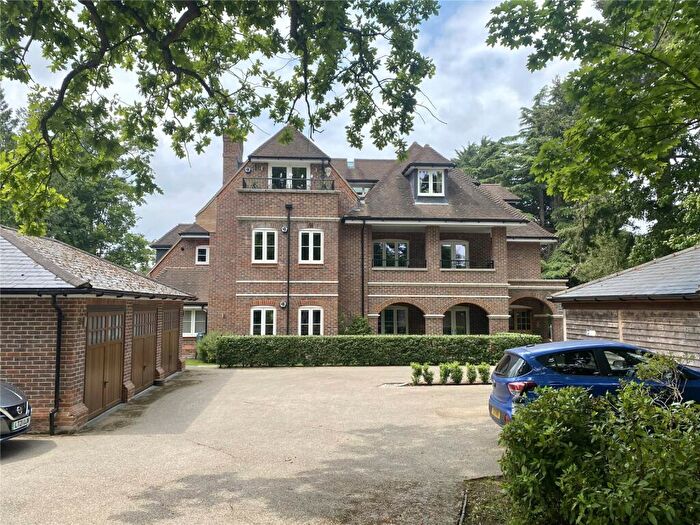 3 Bedroom Penthouse For Sale In Oakfield House, Holmes Mead, Pyrford, GU22
