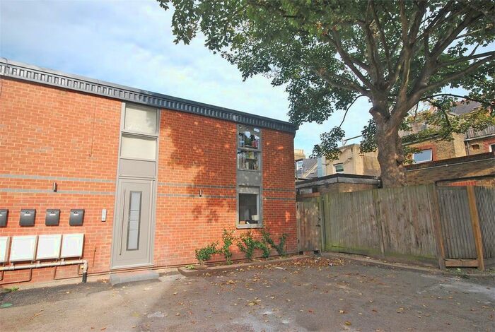 2 Bedroom Flat To Rent In Oak Lane, Twickenham, TW1