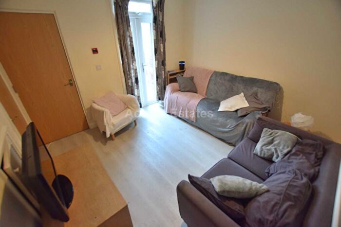 6 Bedroom Terraced House To Rent In Donnington Gardens, Reading, RG1