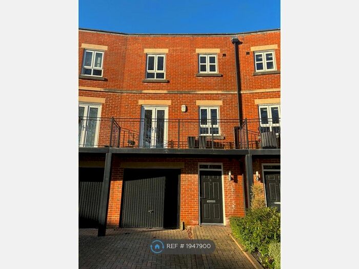 4 Bedroom Terraced House To Rent In Hennessy Crescent, Newbury, RG14