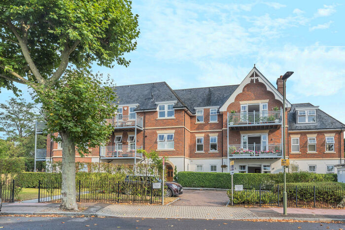 3 Bedroom Apartment To Rent In Overbury Avenue, Beckenham, BR3
